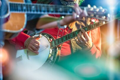 A bluegrass concert with a guitarist and a banjo player.